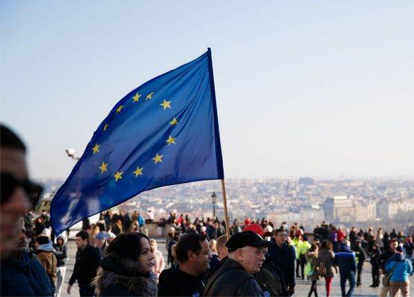 Europenii se simt „asaltaţi” de scumpiri, de frica de război şi de neîncrederea în instituţii